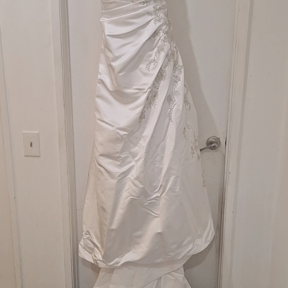 WEDDING DRESS - Picture 11 of 15